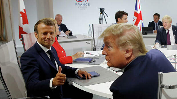 Президент Франции Эммануэль Макрон, президент США Дональд Трамп и мировые лидеры G7 на рабочей сессии Международная экономика и торговля и повестка дня международной безопасности во время саммита G7 в Биаррице, Франция. 25 августа 2019 Президент Франции Эммануэль Макрон, президент США Дональд Трамп и мировые лидеры G7 на рабочей сессии Международная экономика и торговля и повестка дня международной безопасности во время саммита G7 в Биаррице, Франция. 25 августа 2019