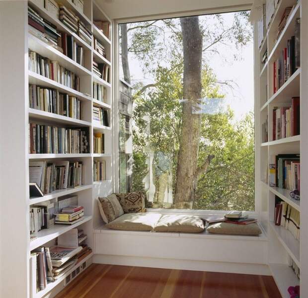 Комфортный window seat оборудован в домашней библиотеке, для того чтобы хотелось прочесть еще больше книг.
