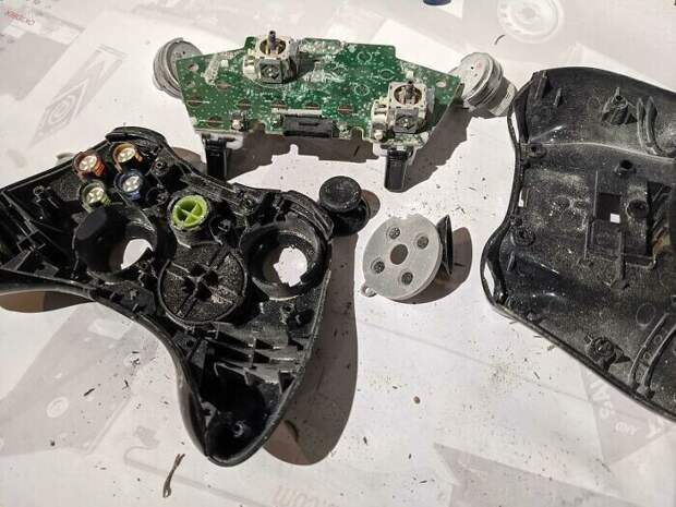 24. "Получил контроллер Xbox 360 для ремонта. Внутри я обнаружил несколько мертвых насекомых, и все было покрыто тонкой белой порошкообразной пылью" 24. "Получил контроллер Xbox 360 для ремонта. Внутри я обнаружил несколько мертвых насекомых, и все было покрыто тонкой белой порошкообразной пылью"
