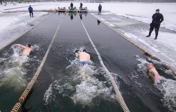 Возможно, это изображение (один или несколько человек и водоем)