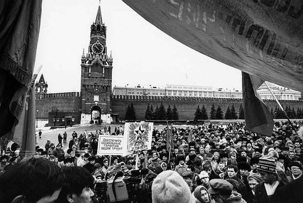 В 1988 году прошла XIX Всесоюзная партийная конференция КПСС, транслировавшая по телевидению.  Во время конференции активно критиковались действия партийного руководства. В итоге было принято решение о реформе политической системы, в том числе проведении альтернативных выборов депутатов Советов всех уровней. Все желающие могли выдвинуть свою кандидатуру.  Верховный совет было решено избирать Съездом народных депутатов, большую часть которого должна была быть избрана населением.  При этом роль КПСС в стране было решено сохранить