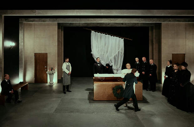 Сцена из спектакля «Обыкновенная смерть»