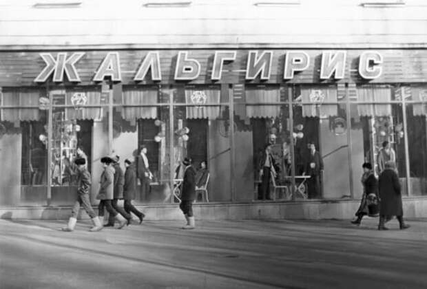 Магазин мужской одежды на Аллее Героев «Жальгирис», г. Волгоград, СССР (иллюстрация из открытых источников)
