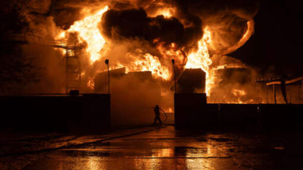 В Днепре дроны атаковали завод США, на улицы вылилось 300 тонн масла