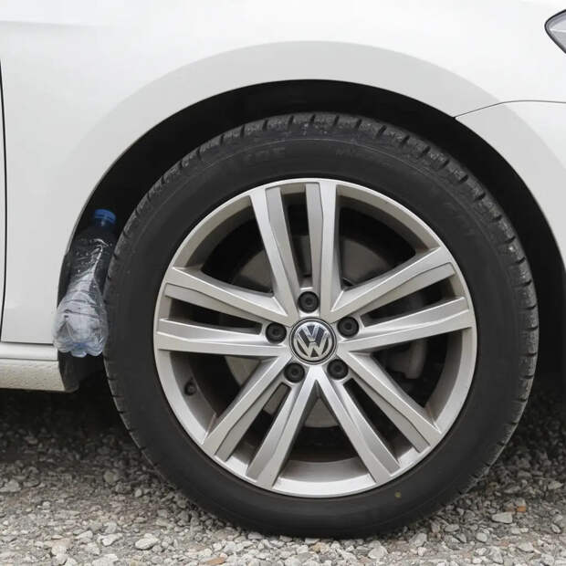 Пластиковая бутылка под колесом автомобиля: Это "подстава" мошенников. Объясняем