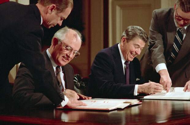Генеральный секретарь ЦК КПСС Михаил Горбачёв и президент США Рональд Рейган подписывают Договор о РСМД 8 декабря 1987 года
