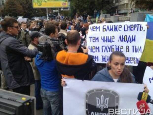 Активисты под Генштабом добились выполнения своих требований Активисты под Генштабом добились выполнения своих требований