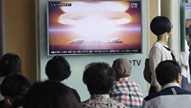 Жители Сеула наблюдают по телевизору за испытаниями ядерного оружия в Северной Корее