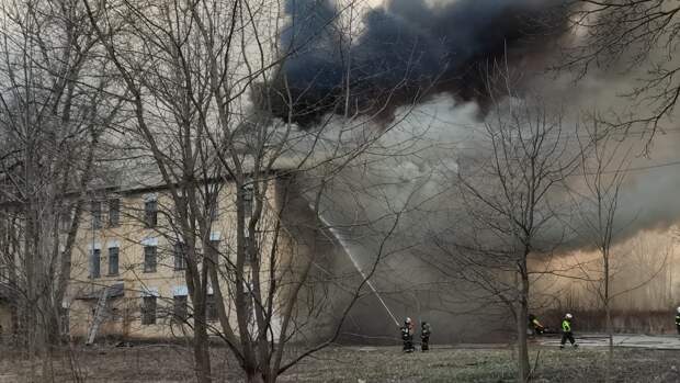 Пожар в здании Невской мануфактуры локализован на площади 10 тыс. «квадратов»