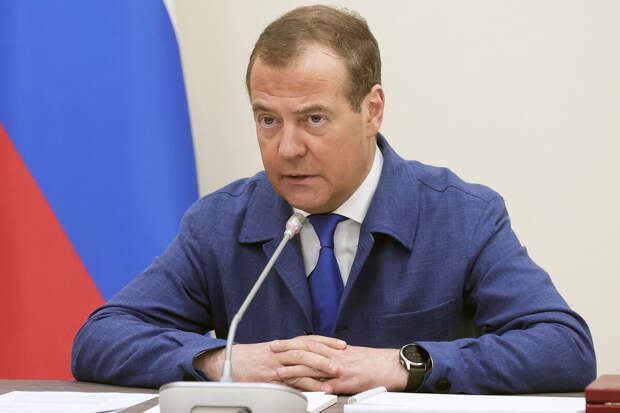 Медведев назвал участников саммита по Украине швейцарским "скотным двором"
