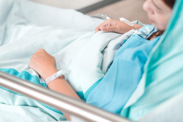 26-летней девушке пришлось заново учиться ходить и говорить из-за тяжелой болезни