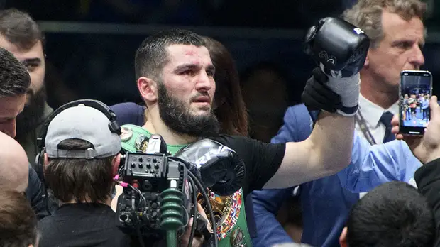 «Рассечение — новый опыт»: Бетербиев нокаутом победил Брауна и защитил титулы чемпиона WBC и IBF