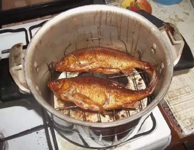 Как коптить рыбу или сало дома в обычном казане