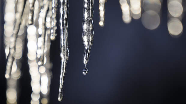 Россиянам рассказали, должны ли жильцы убирать наледь с подоконников