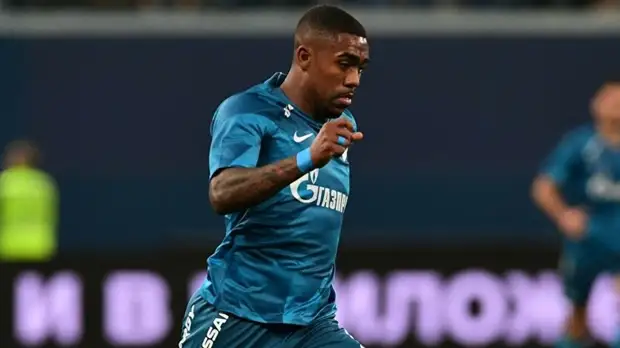 «Зенит» показал, что произошло после попадания Малкома мячом в судью с 40 метров