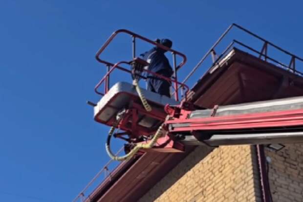 В Тамбове продолжают очищать крыши от наледи и сосулек