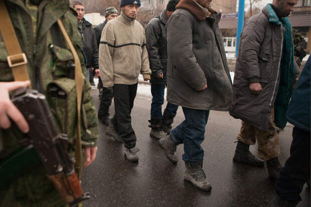 Сакс: Люди пытаются бежать с Украины, но их ловят и отправляют на передовую