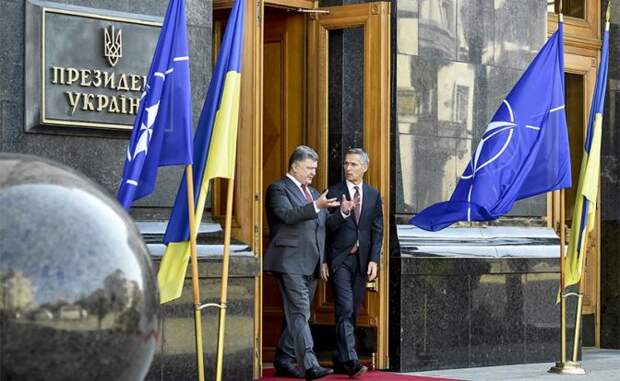 На фото: президент Украины Петр Порошенко и генеральный секретарь НАТО Йенс Столтенберг (слева направо)