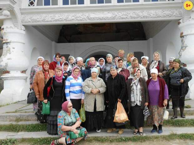 Погибшая Людмила Щербакова (в центре в голубом платке) и другие прихожанки храма в Кизляре. Фото: © Mash