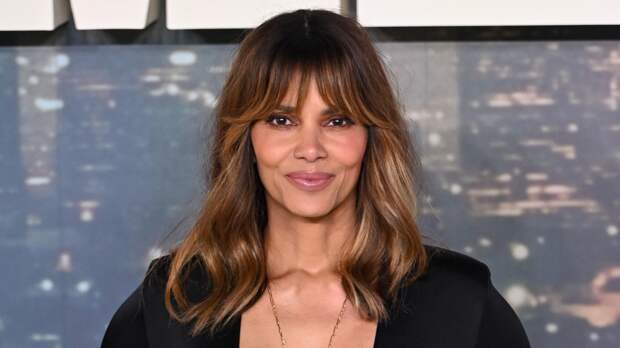 59-летняя Холли Берри появилась на публике в образе с глубоким декольте