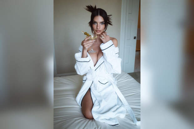 Модель Эмили Ратаковски опубликовала фото в халате