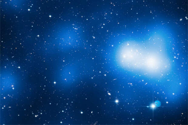 Изображение скопления галактик MACS J0717.5+3745 и распределение темной массы (голубой цвет)