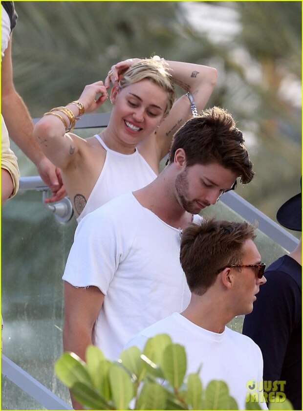 miley-cyrus-kiss-from-patrick-schwarzenegger-02
