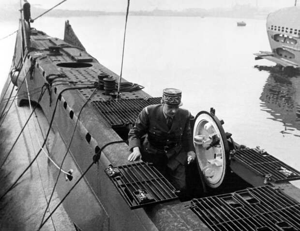 Генерал Шарль де Голль на борту подводной лодки, принадлежащей ВМФ Свободной Франции, 1941 год. история, люди, события