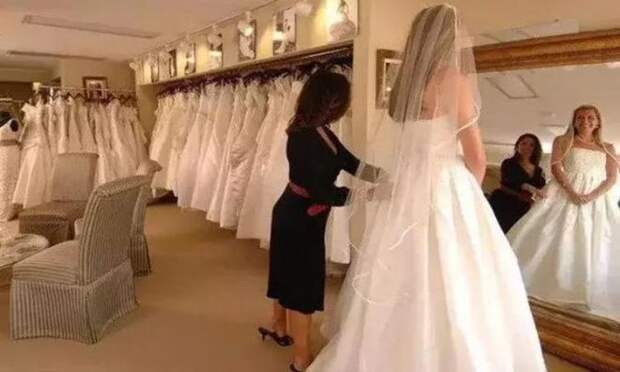Мать и дочь унизили полную девушку, примерявшую свадебное платье. Но владелица магазина поставила их на место