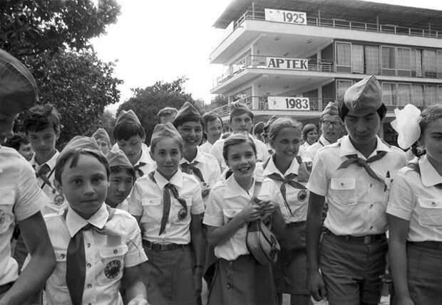 Саманта Смит (в центре) в СССР в пионерлагере «Артек» в июле 1983 года.