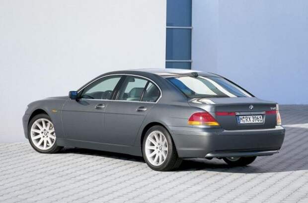 BMW E65 - первая модель бренда с биксеноновыми фарами, DVD-навигацией, кнопкой запуска двигателя и системой iDrive, сочетающей мультимедийные и сервисные функции.  Под капотом этой «недели» дебютируют новые бензиновые двигатели семейства N с системой изменения фаз газораспределения Valvetronic.  Сначала идут 8-цилиндровые версии - 735i с 3,6-литровым двигателем мощностью 272 л.с.  и 745i с 4,4-литровым агрегатом мощностью 333 л.с.