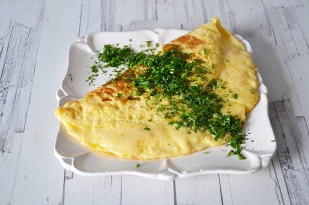 Посыпьте омлет зеленью перед подачей. / Фото: eda-menu.ru