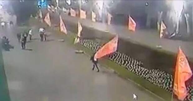 Опубликовано видео, как вандалы обезобразили Аллею Героев в Волгограде после 9 мая