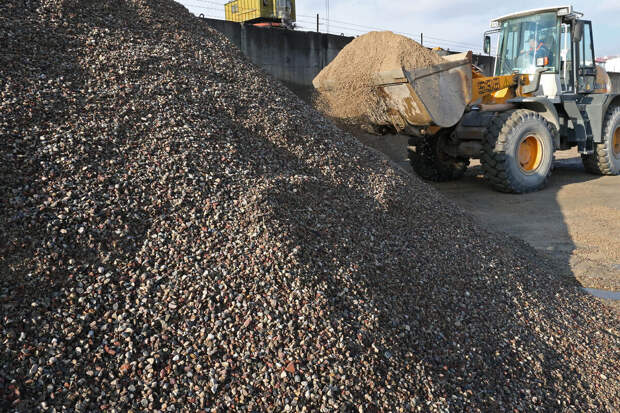 Поляк украл 40 тонн щебня со стройки и оставил улики у себя во дворе