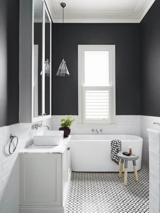 Современная водостойкая краска может с легкостью заменить кафельную плитку в ванной комнате