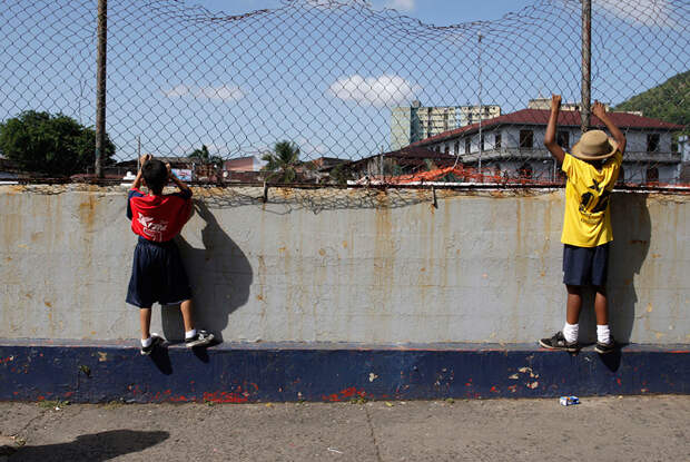 Дети пытаются полюбоваться церемонией открытия ежегодного футбольного чемпионата Mundial de Barrio. панама-Сити, январь 2013 года. 