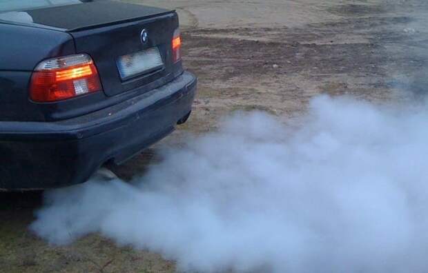 Белый выхлоп автомобиля при большом расходе масла/ Фото: rad-star.ru