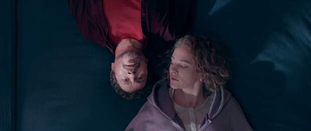 Выживут только любовники: Юлия Снигирь травит Павла Деревянко и Аглаю Тарасову в трейлере фильма «Кто-то должен умереть»