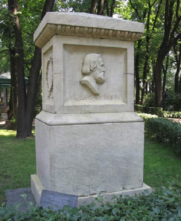 Надгробный памятник А.А. Иванова.