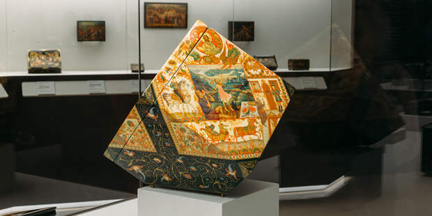 Гид по выставке «Лаки. Большая история в миниатюре: Федоскино, Палех, Мстёра и Холуй»