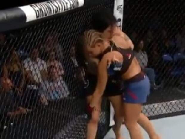 Боец UFC сломала руку о лоб своей соперницы