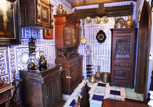 Квартира Никаса Сафронова: кухня в готическом стиле, собранная с аукционов Европы. Плитка пола датируется началом XVII века. 
