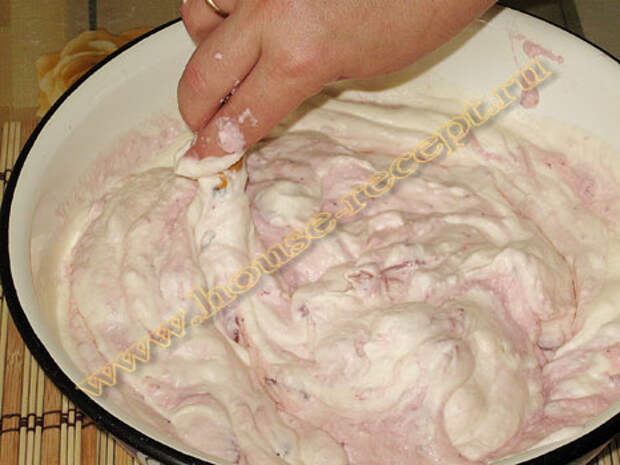 Смешиваем творог с клубникой и сливки с клубникой