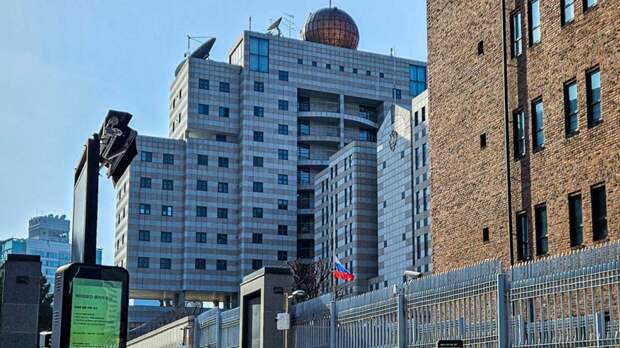 МИД Южной Кореи потребовал, чтобы посольство РФ сняло баннер "Победа будет за нами"