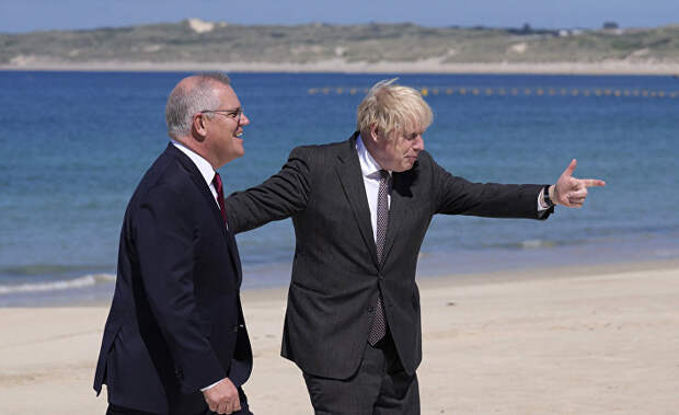 Премьер-министр Великобритании Борис Джонсон и премьер-министр Австралии Скотт Моррисон во время прибытия на встречу G7 в Корнуолле