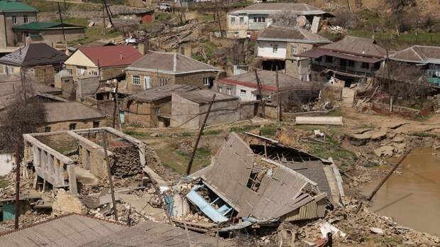 RT поговорил с учителем, который вытаскивал женщину из-под завалов в Дагестане