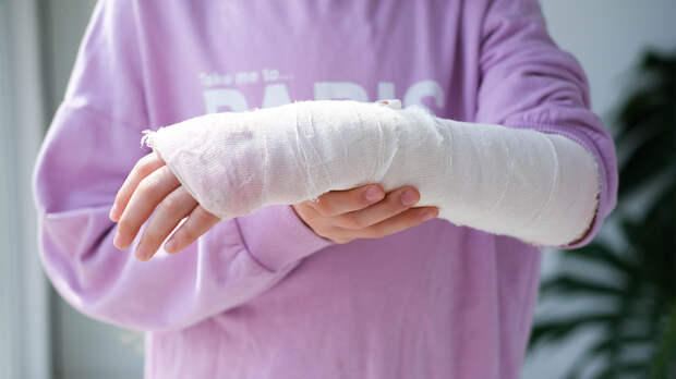 Можно ли мыться и мочить гипс при переломах: разбор