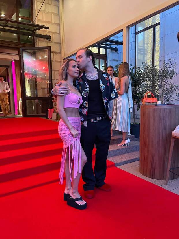 Известного певца заподозрили в романе с Алиной Загитовой: «Так целуют только любимую девушку»