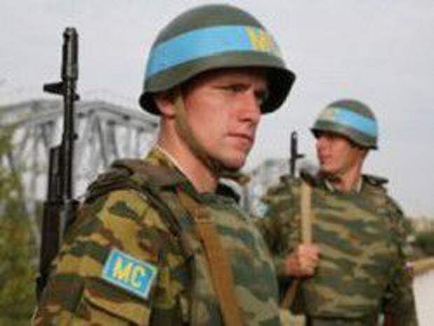 Группа украинских военных спасается от боевых действий Группа украинских военных спасается от боевых действий