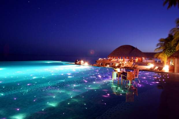 http://files7.adme.ru/files/news/part_34/345805/8092255-R3L8T8D-600-Infinity-Pool-with-dining-and-LED-lights-Huvafen-Fushi-Resort-in-Maldives.jpg